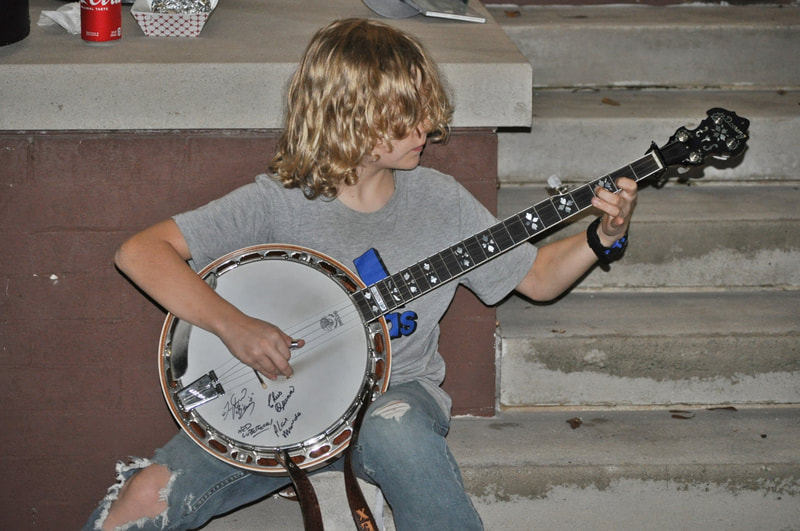 boy pying banjo